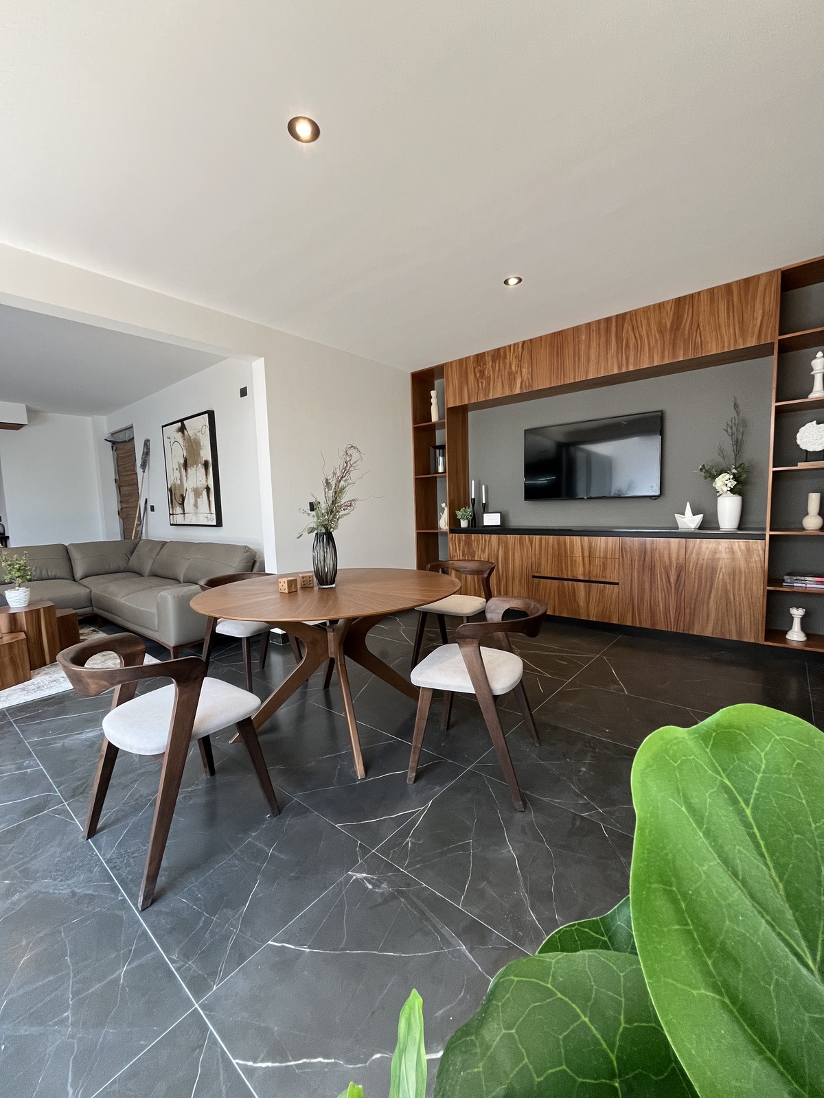 3 of 28: Sala