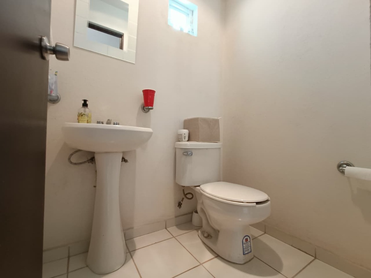 4 of 17: MEDIO BAÑO