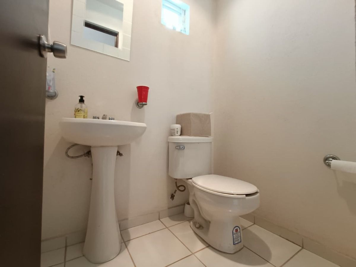 5 de 17: MEDIO BAÑO