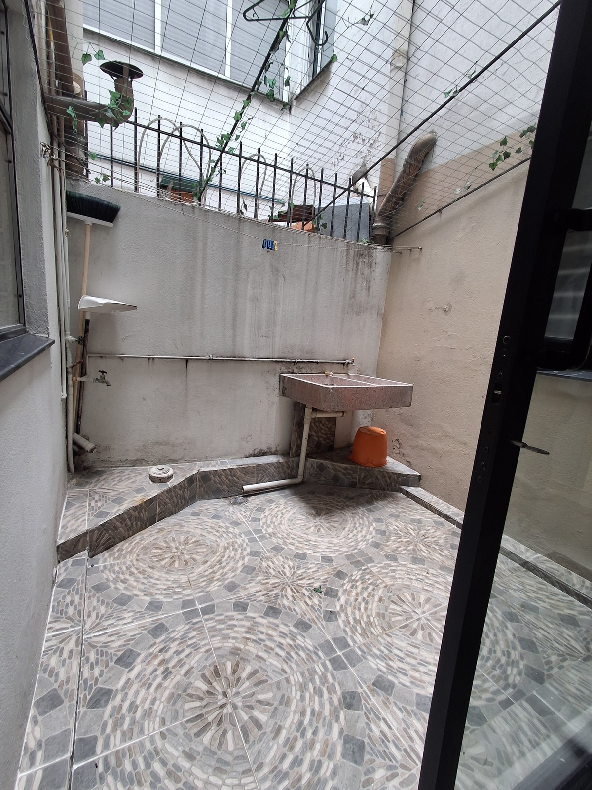 22 of 27: Patio junto a la estancia y cocina