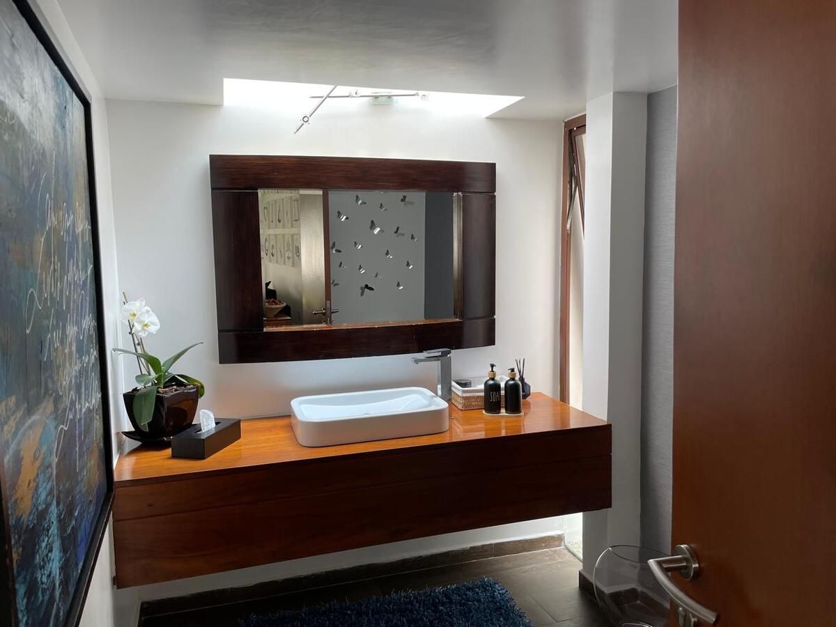 8 de 39: Medio baño de visitas  con mueble empotrado de madera Tzalám