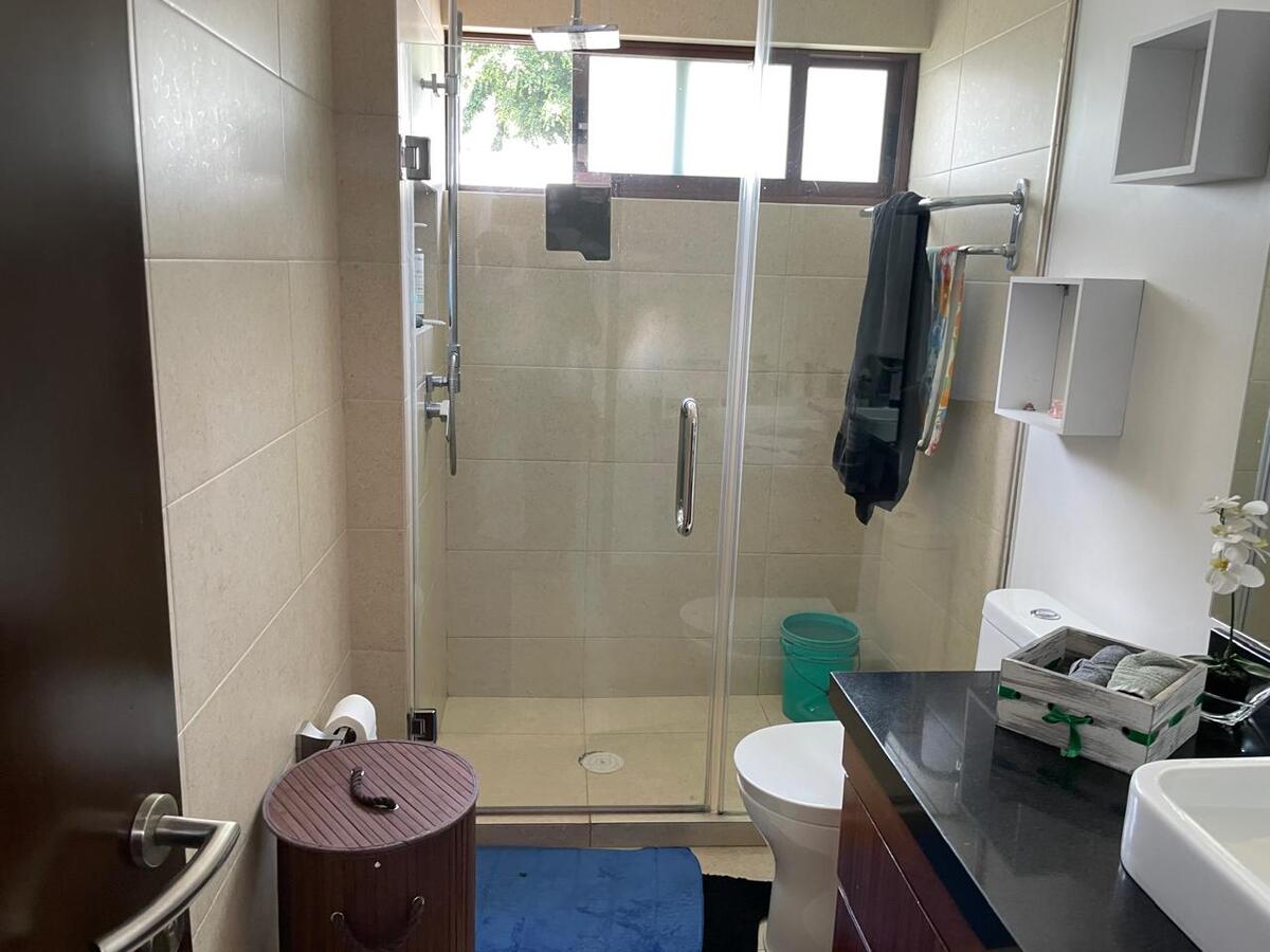 25 de 39: Baño que comparten la tercera y cuarta recámara y el estudio