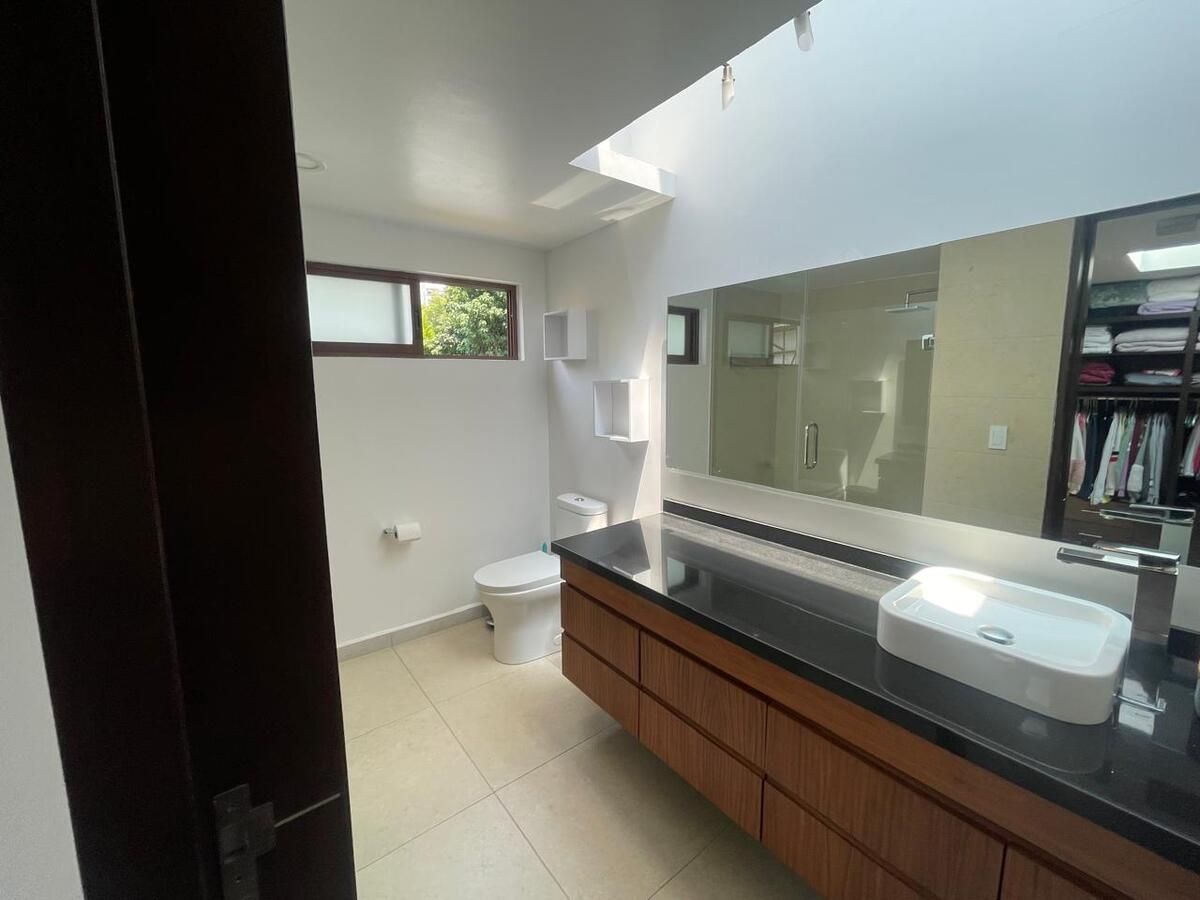 22 de 39: Baño de recámara secundario