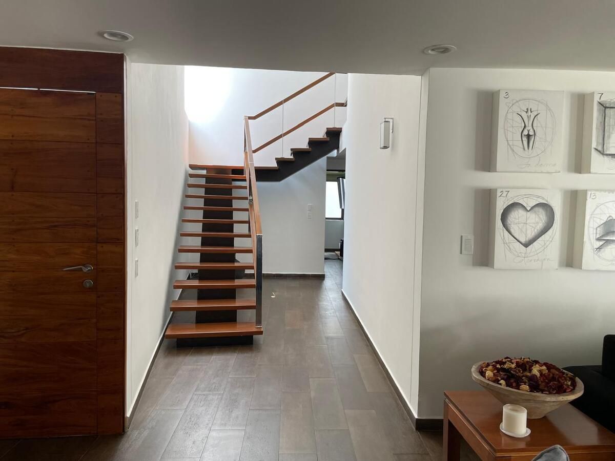 2 de 39: Escalera  de madera  con barandal de madera