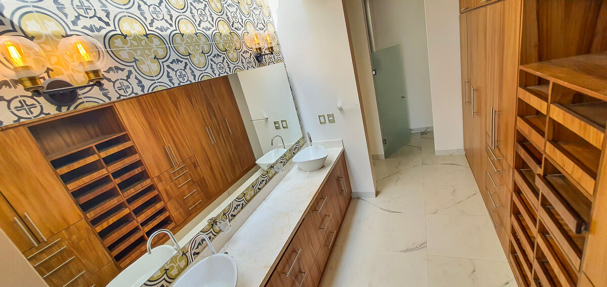 3 de 38: Bien Equipada con muebles de Madera