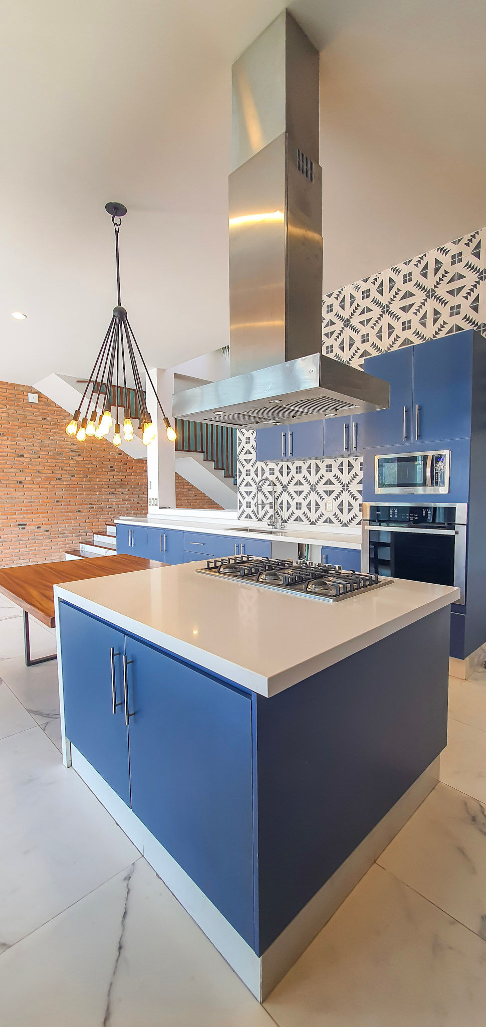 2 de 38: Cocina muy bien equipada. Moderna, Con mesa de Madera