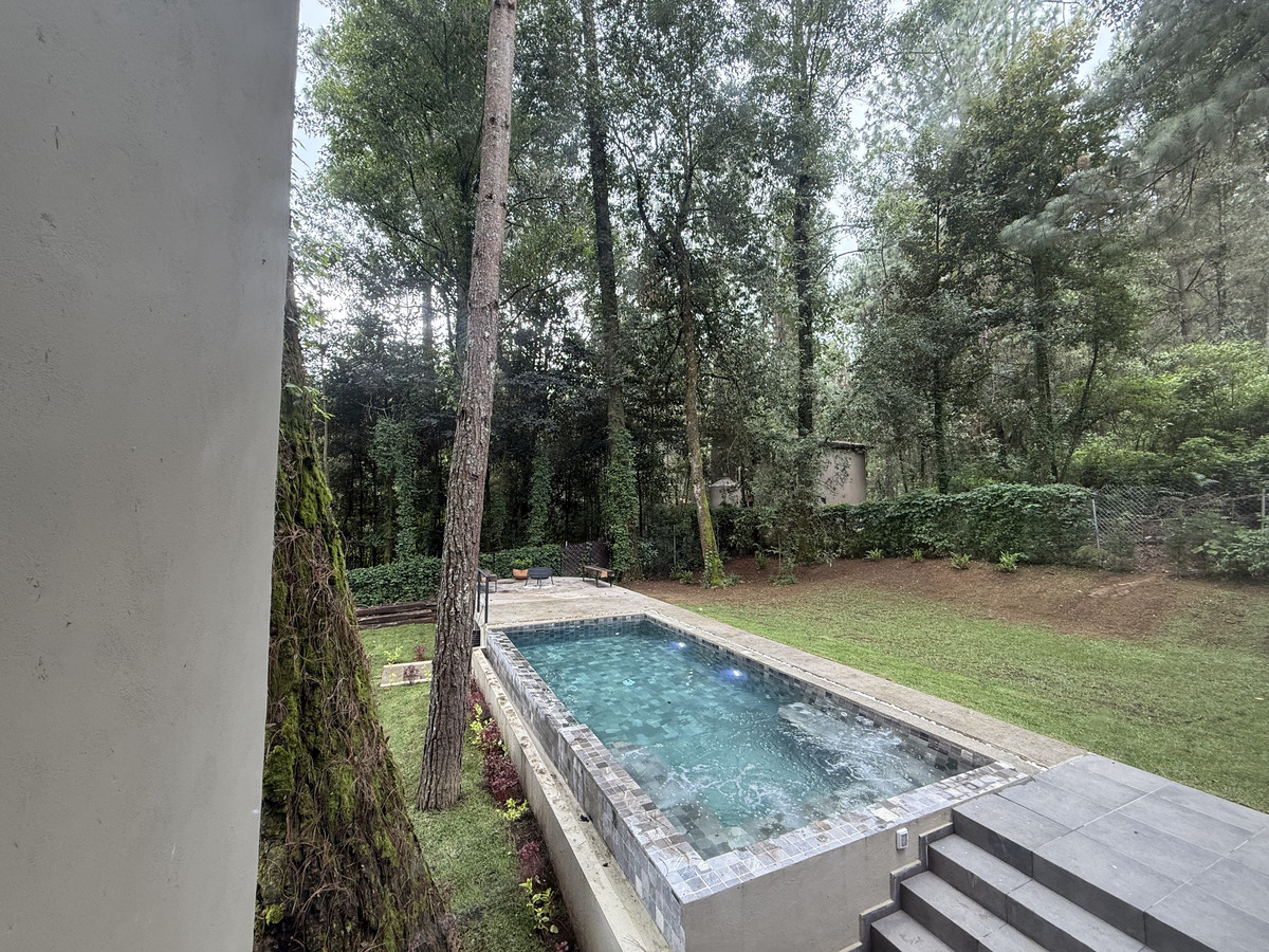 2 de 33: Albercuzzi y jardín