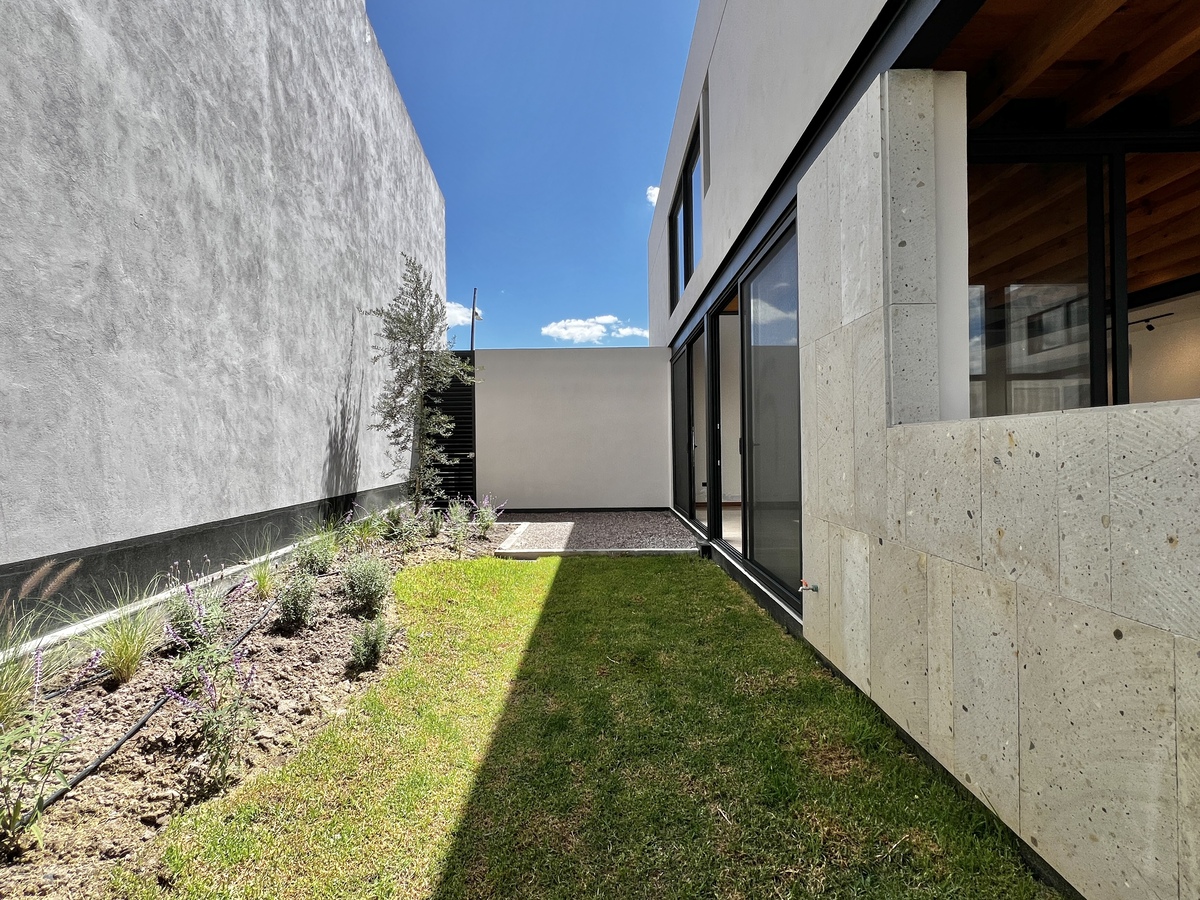 15 de 39: Jardín lateral