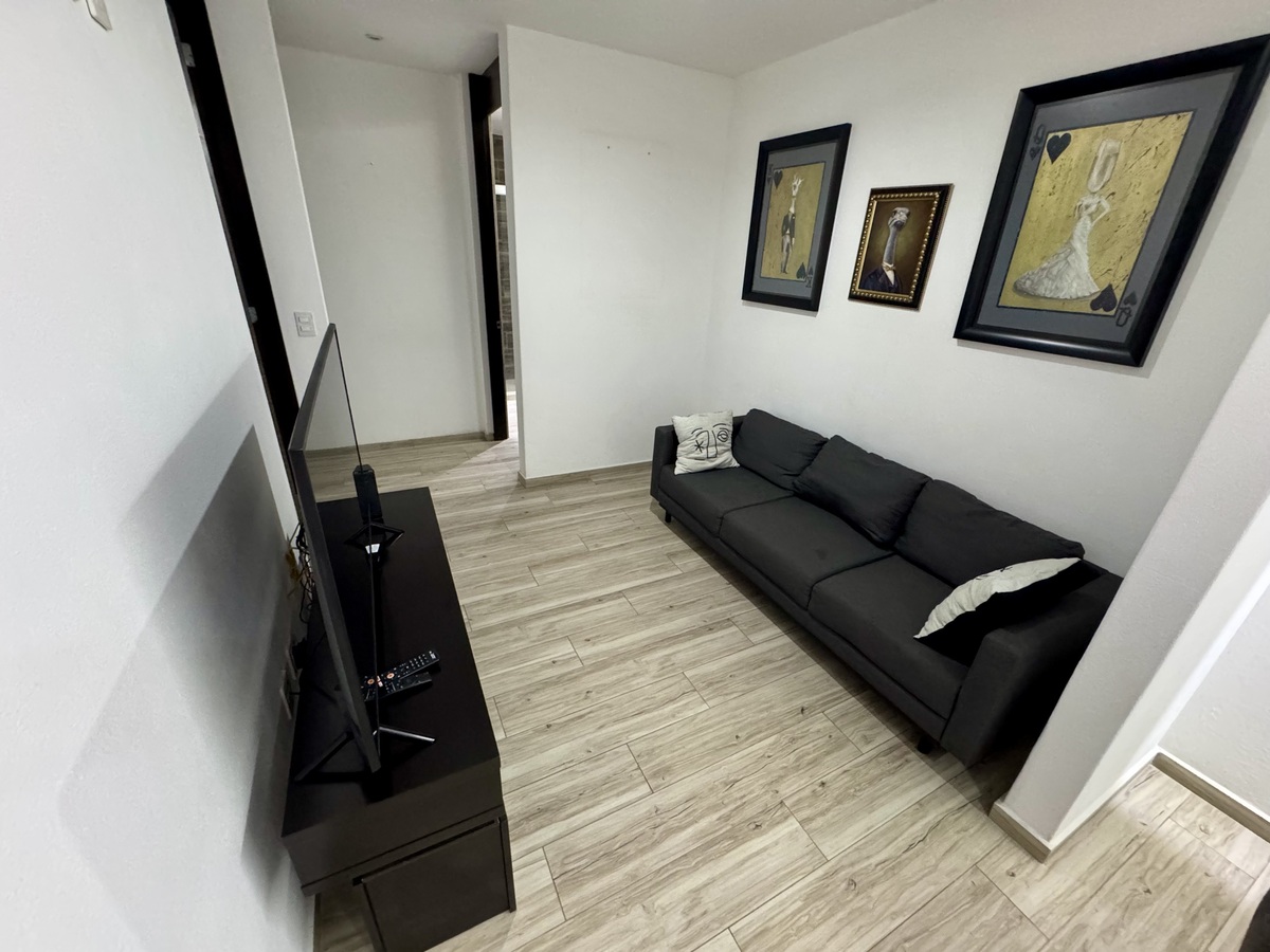 12 of 34: SALA DE T.V.