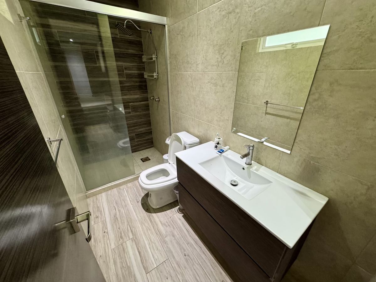 18 of 34: BAÑO COMPLETO