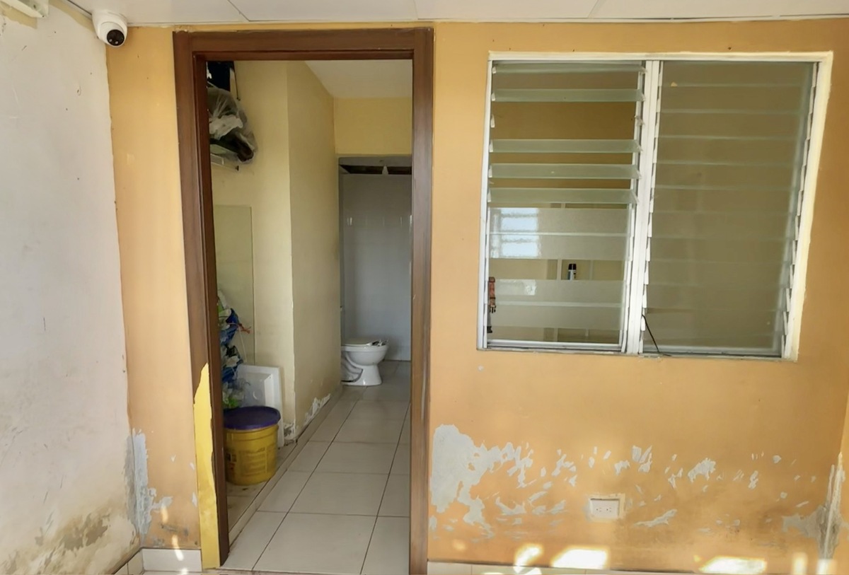 16 de 17: Área de servicio y área de lavado con baño integrado