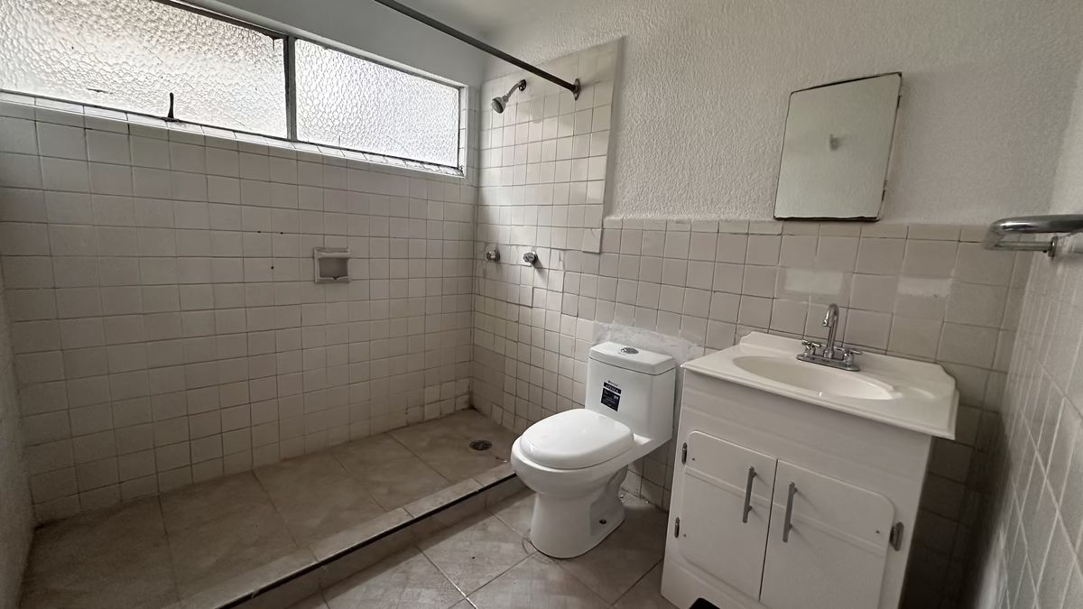 5 of 12: Baño