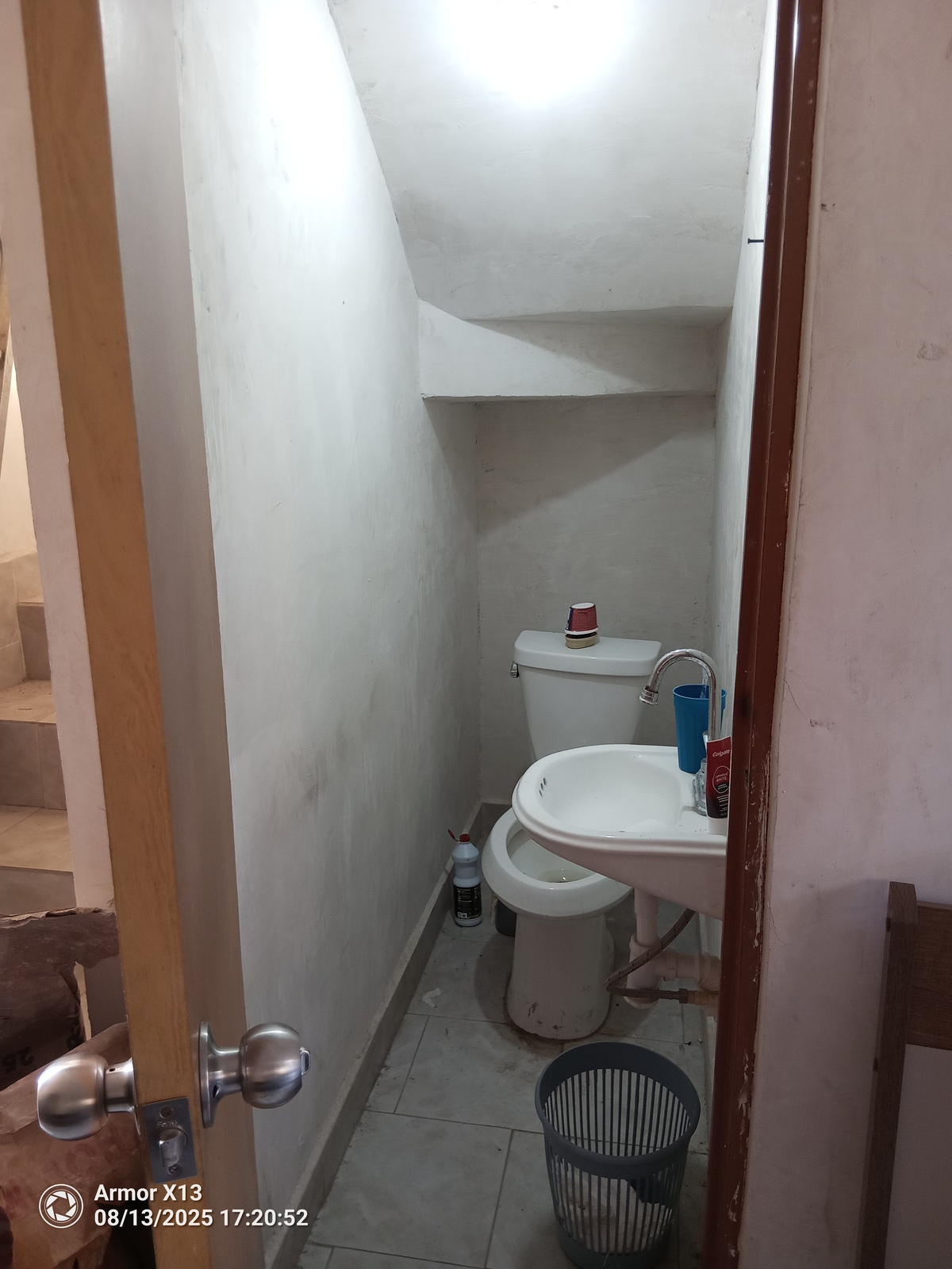 5 of 12: Medio baño planta baja