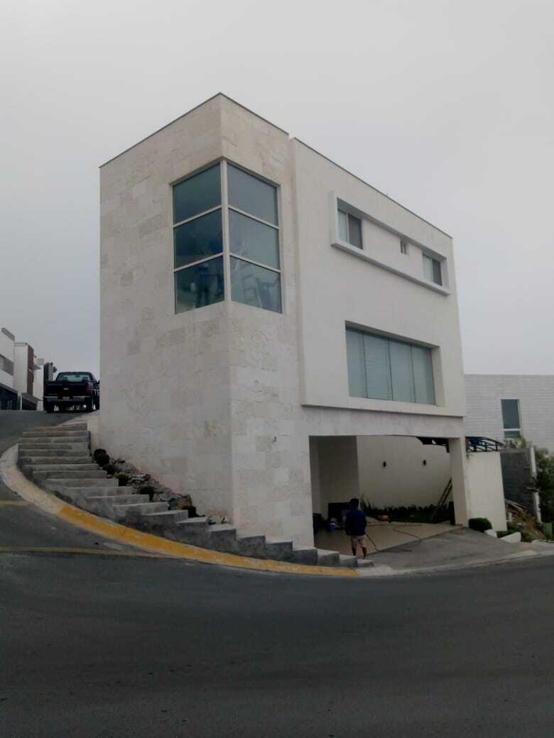 2 of 11: Casa en esquina con amplio espacio de estacionamiento.