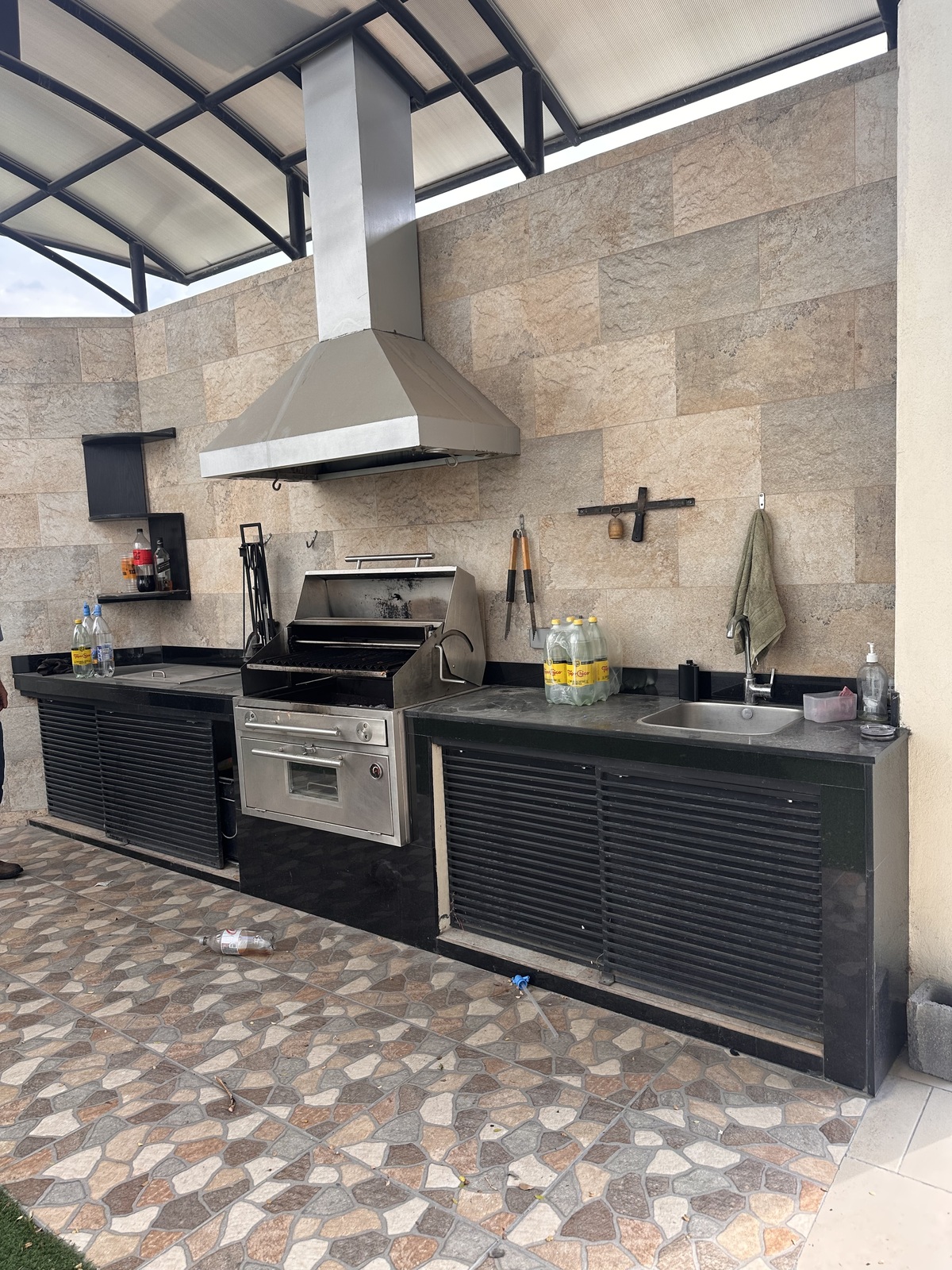 5 of 11: Asador con ataúd y refrigerador de vinos