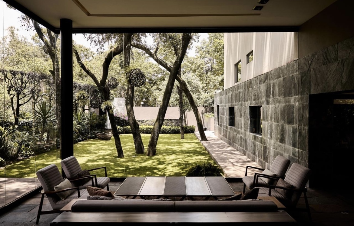 1 of 32: Terraza y jardin