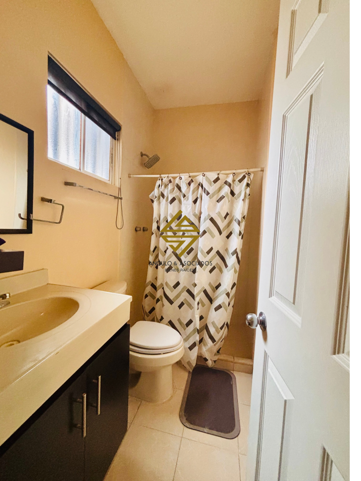 5 de 21: Baño completo para área de sala comedor