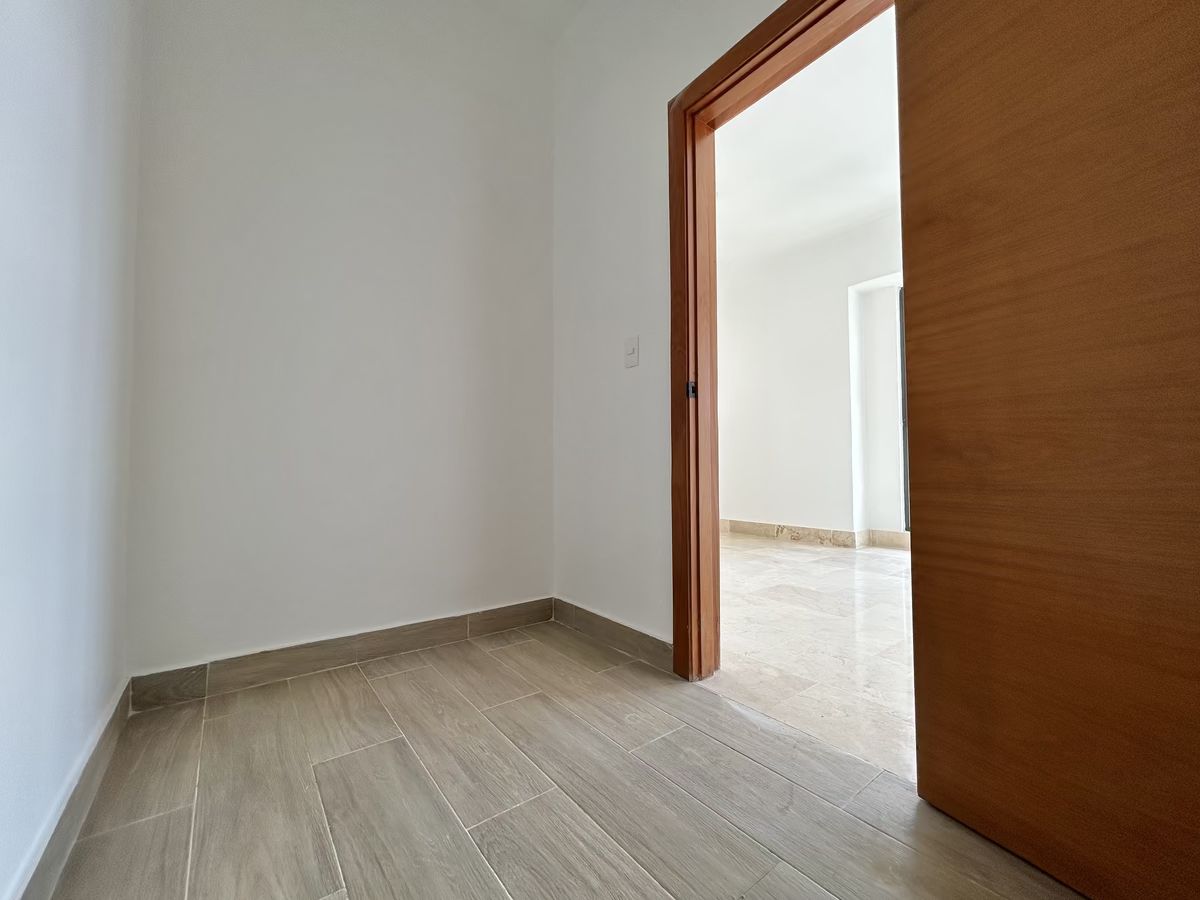 16 de 23: Walk-in closet principal