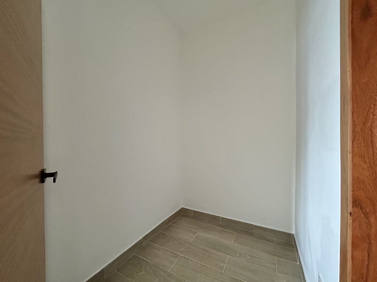 18 de 23: Walk-in closet secundario