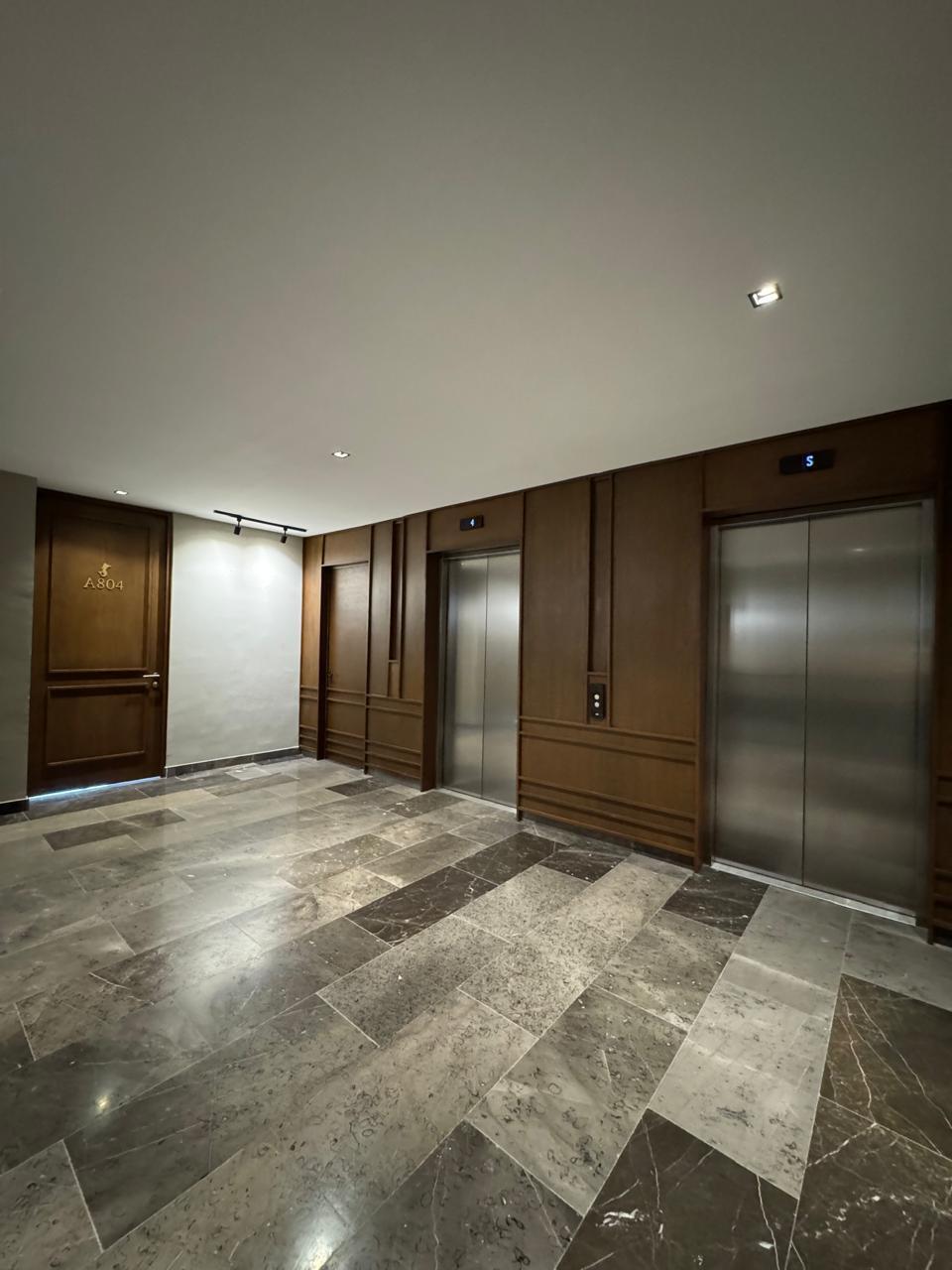 2 de 32: Elevadores y puerta del departamento