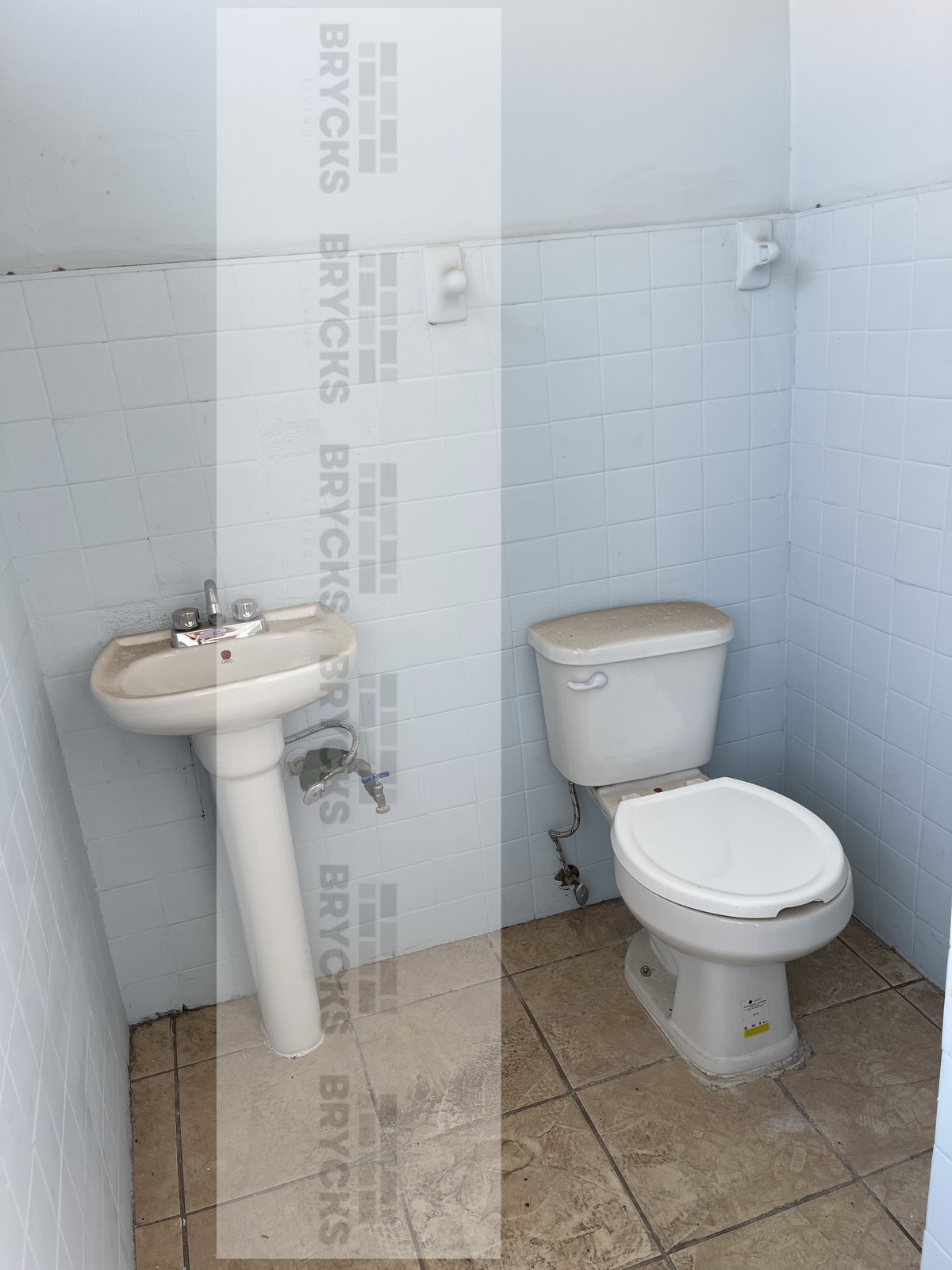 4 de 6: Baño local 1