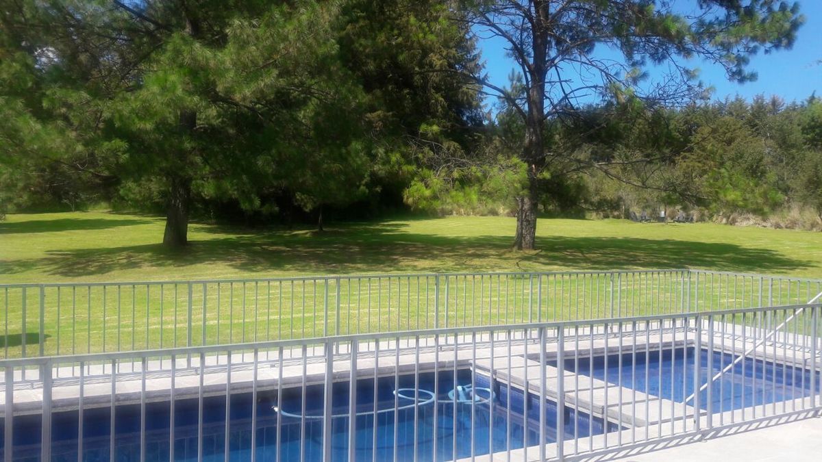 10 de 48: Alberca con protección para niños.