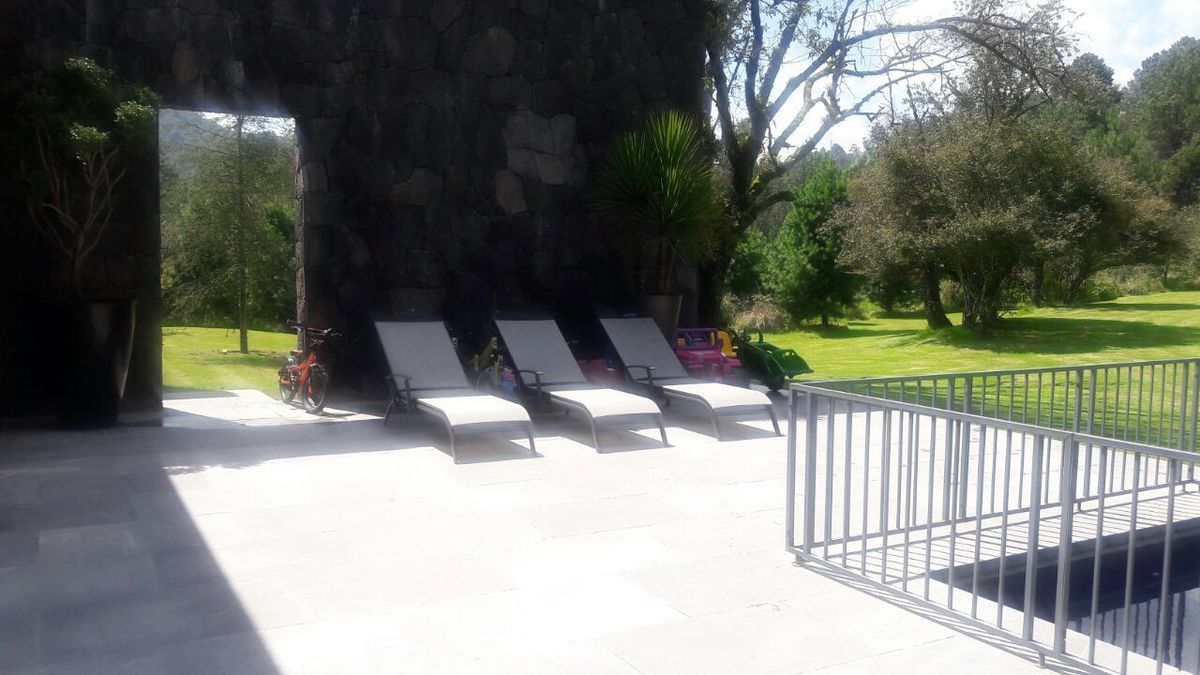 11 de 48: Tumbonas a la orilla de la alberca