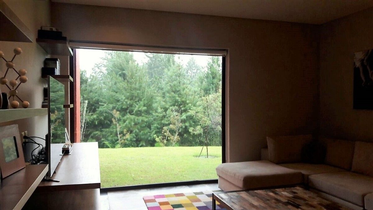 30 de 48: Sala TV y vista al jardín
