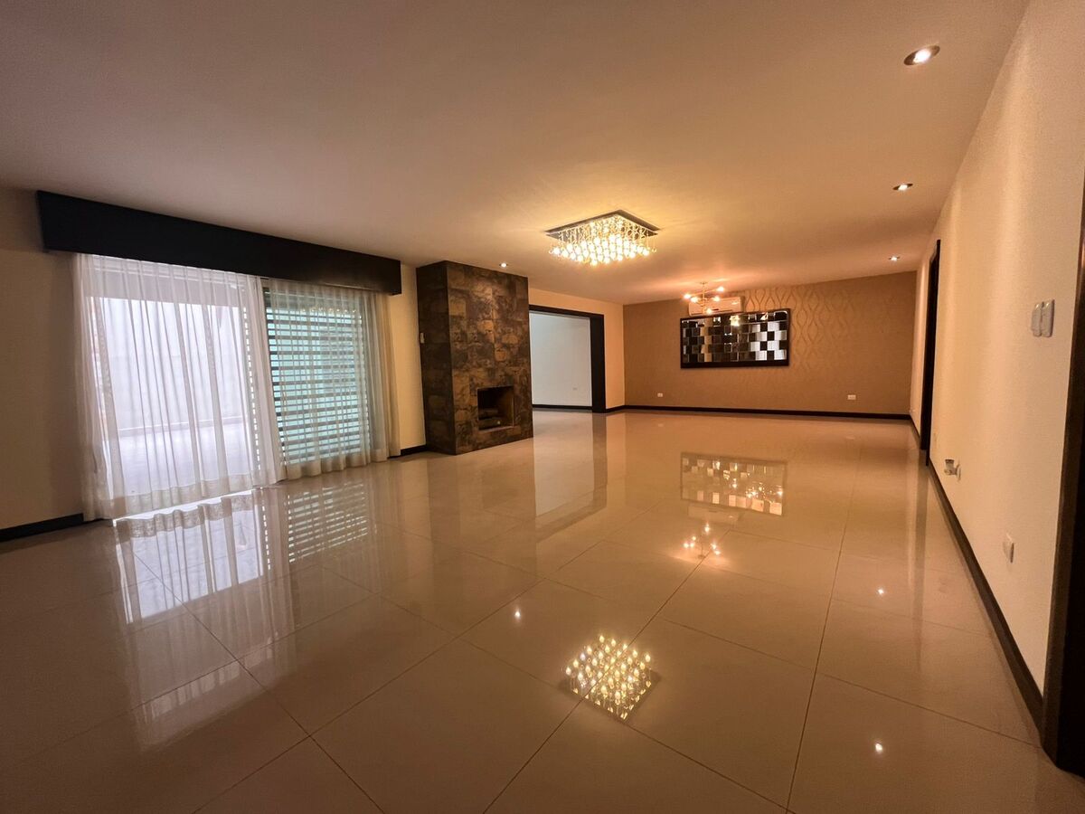4 of 24: Sala