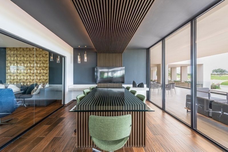 25 de 35: Business Center