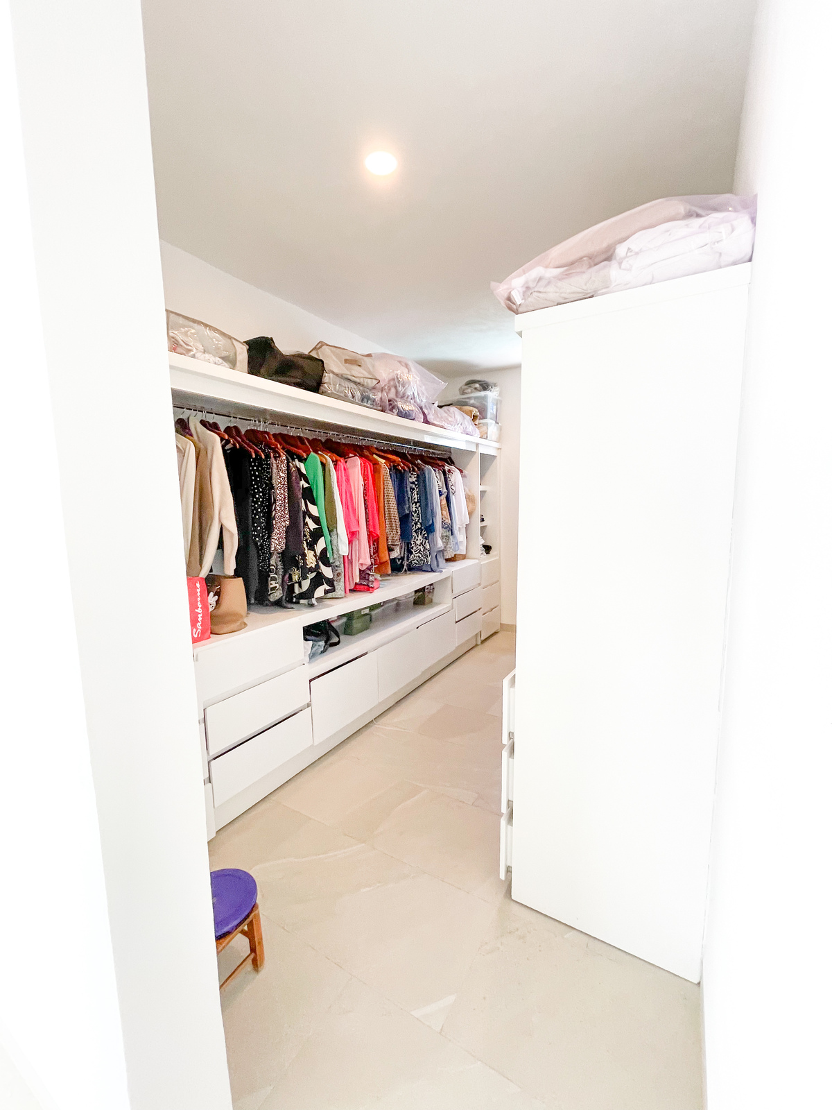 9 de 33: Amplio clóset vestidor recámara principal