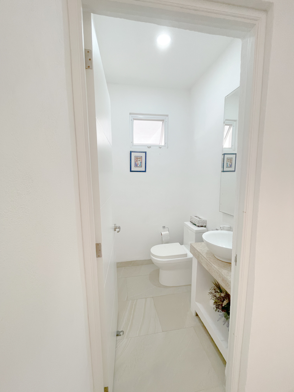 19 de 33: Baño de visitas entrada