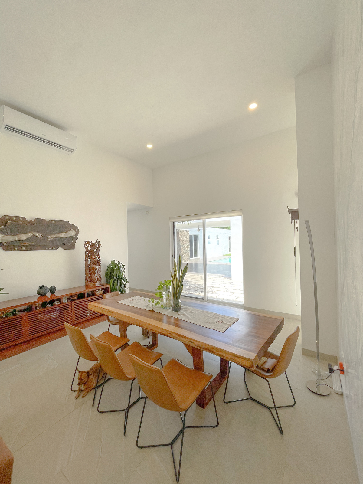 20 de 33: Área de comedor con vista al patio doble altura