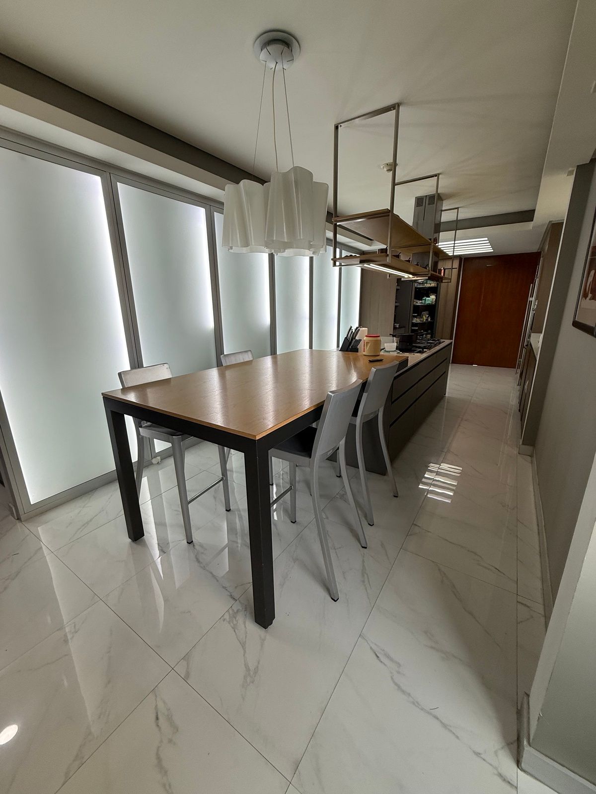 30 of 32: COCINA CON DESAYUNADOR