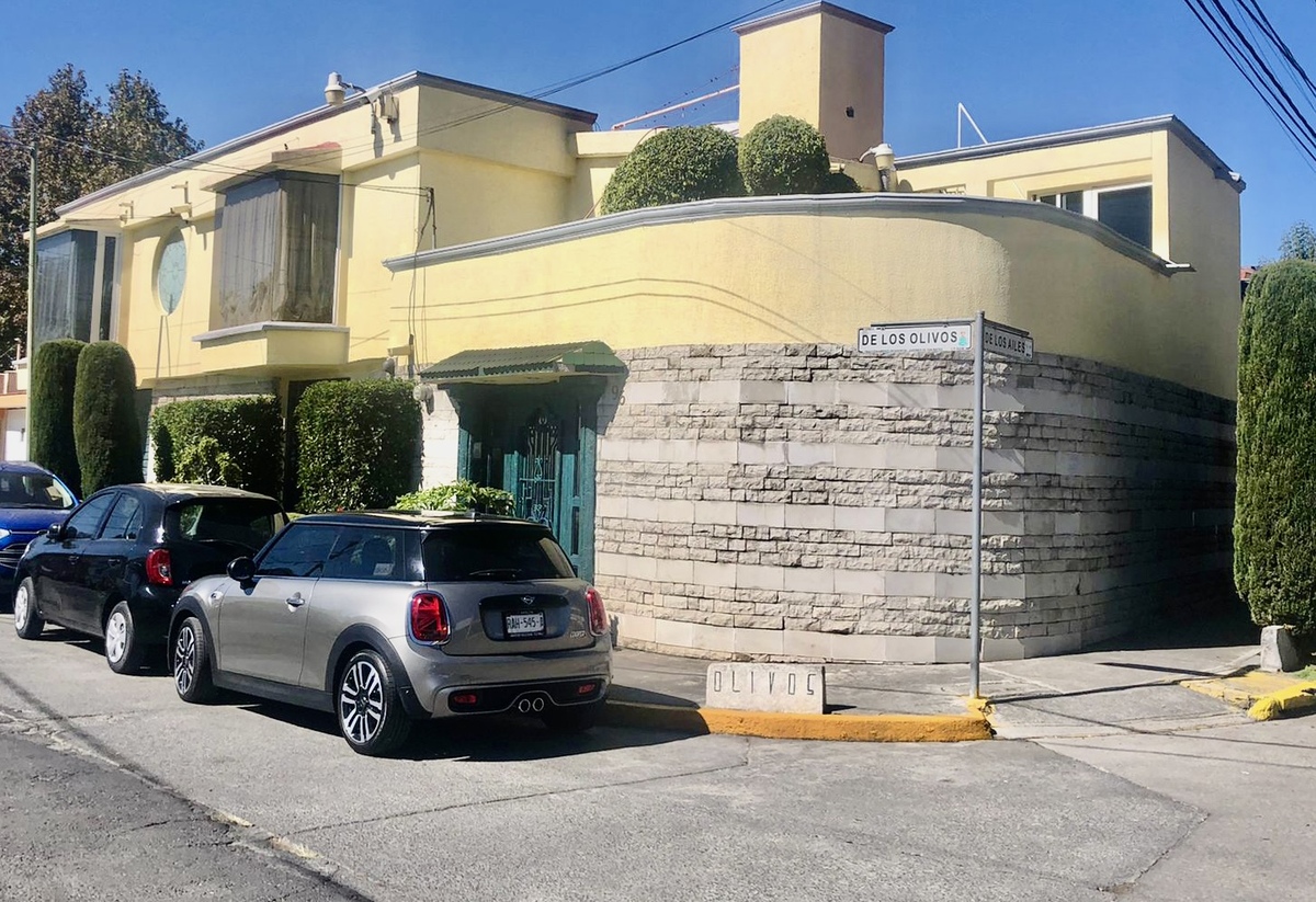 1 of 14: FACHADA EXTERIOR CONTRA ESQUINA