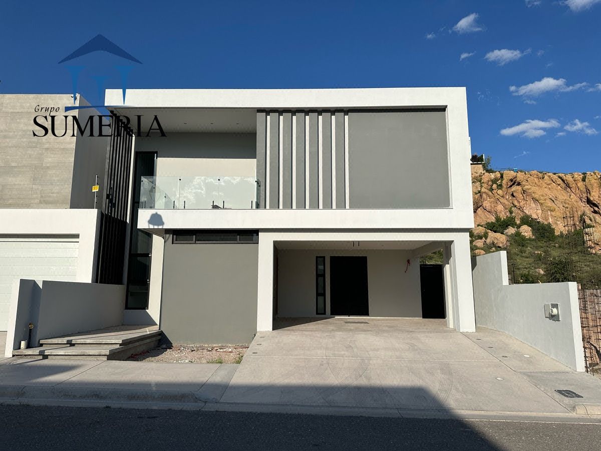 Casa en Jardines del Pedregal con Recámara en PB
