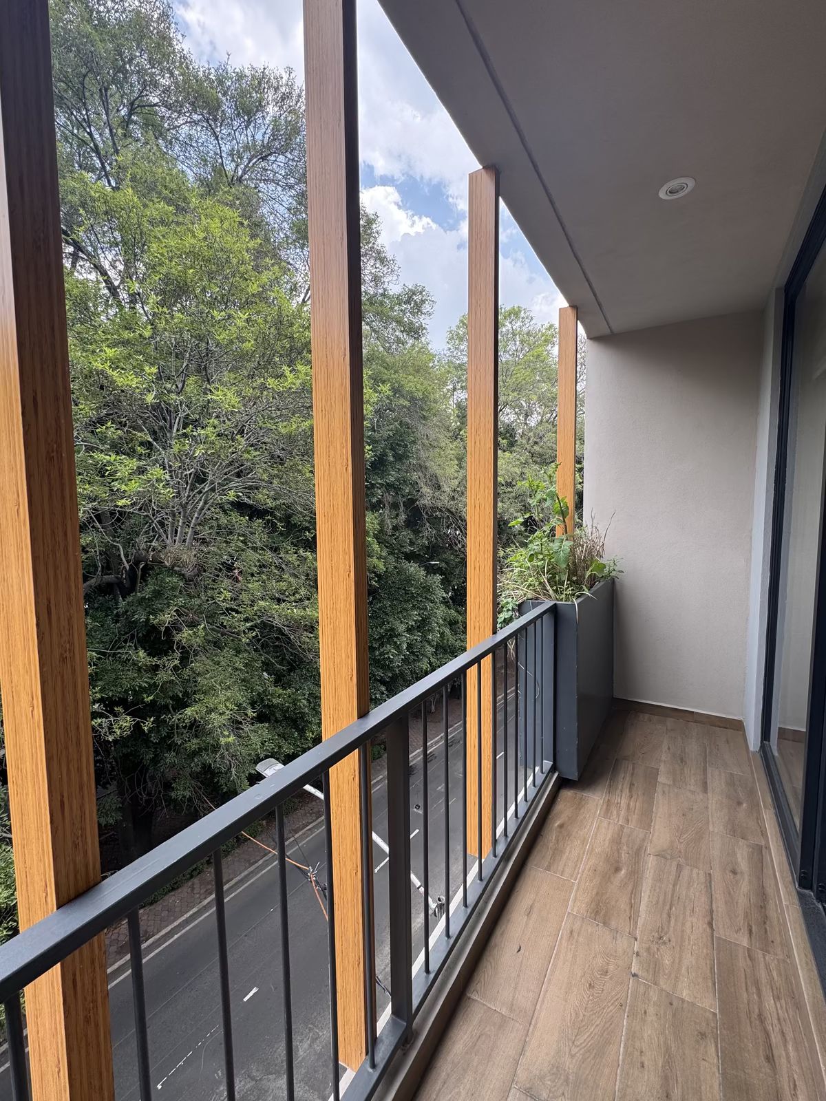 5 of 12: Balcon exterior