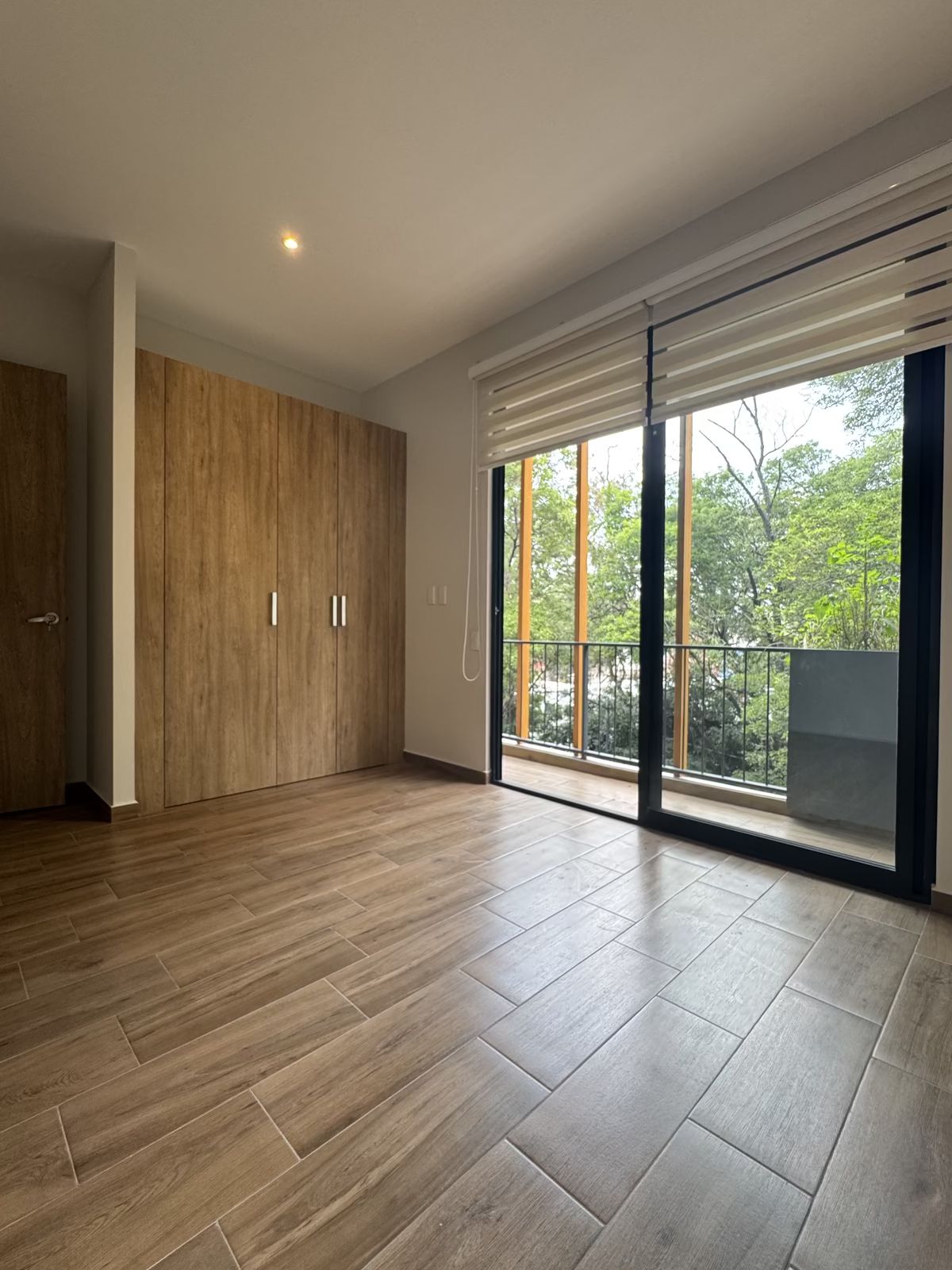 4 of 12: Recamara con closet