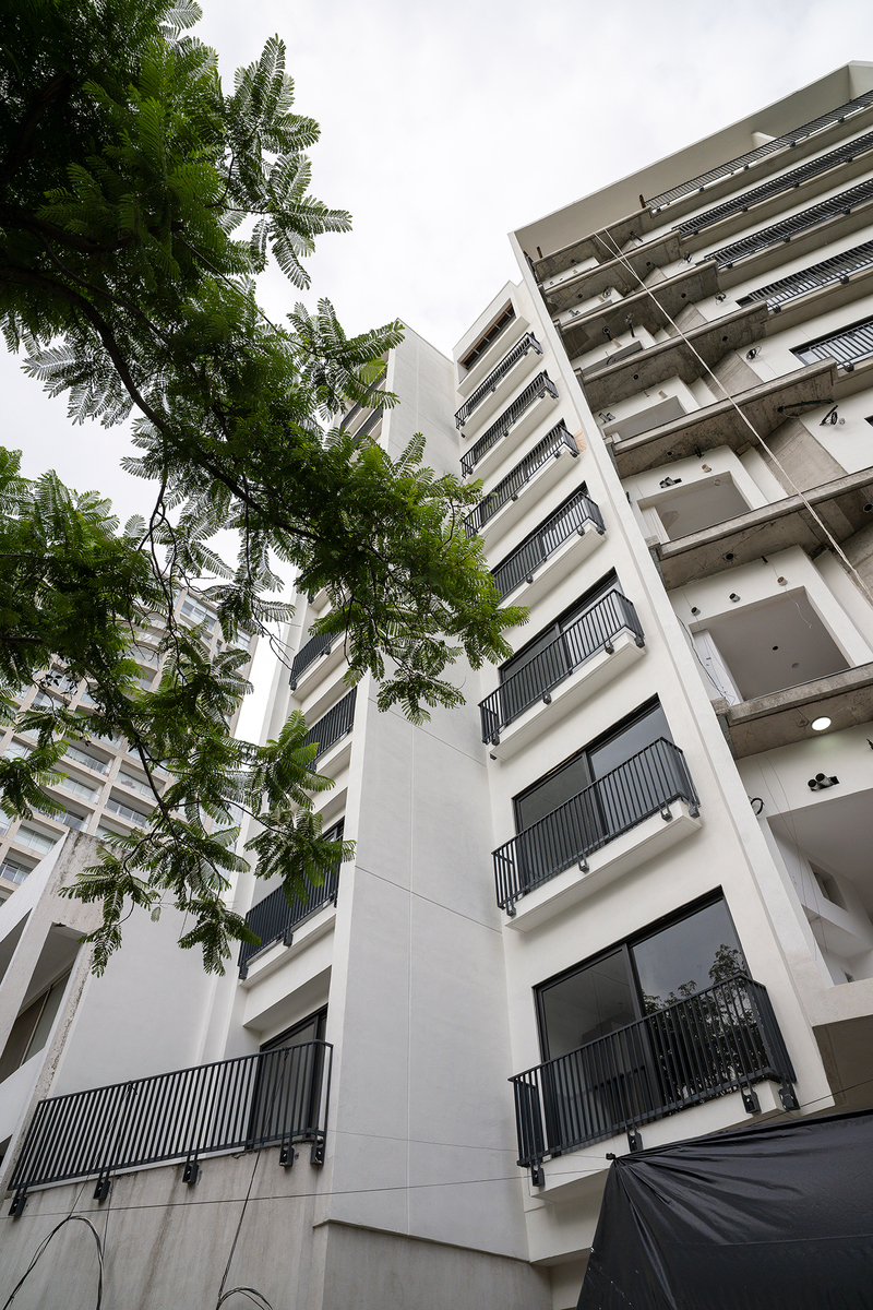 9 de 18: Fachada desde el ingreso de autos (Sept. 25).