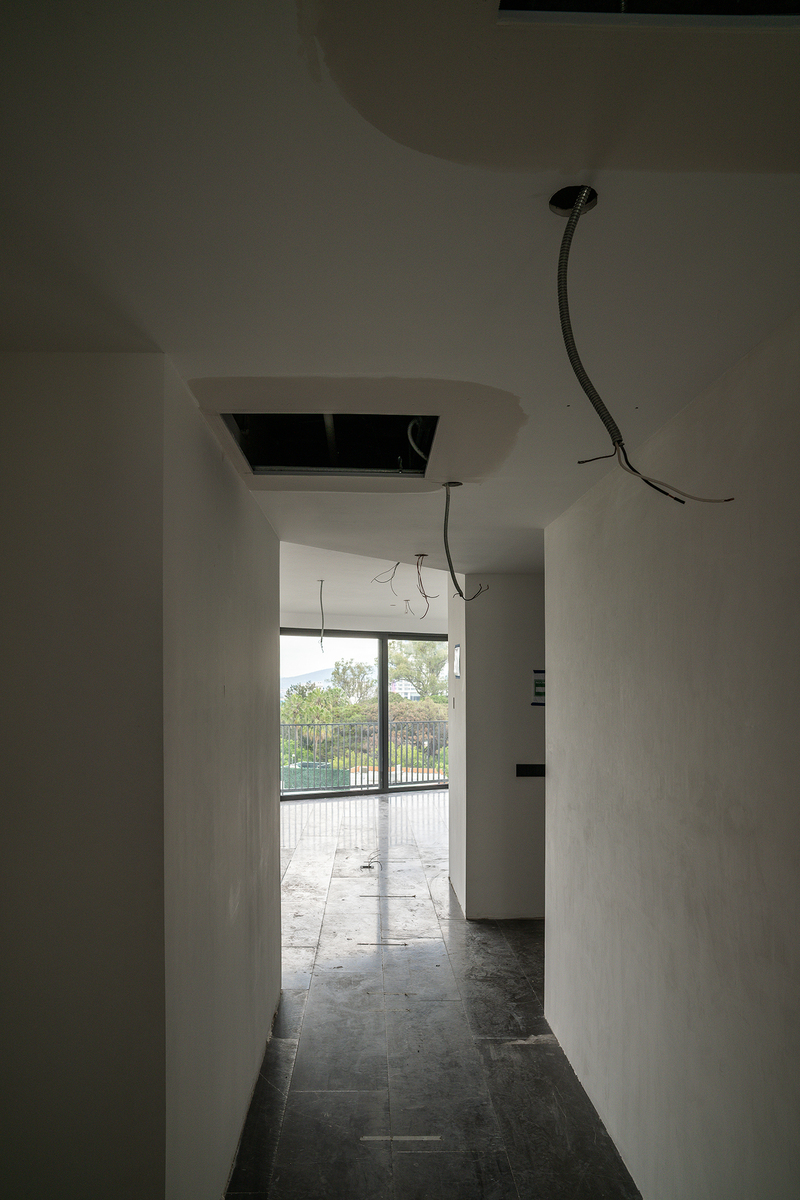 6 de 18: Pasillo entre recámara principal y área social (Sept. 25).