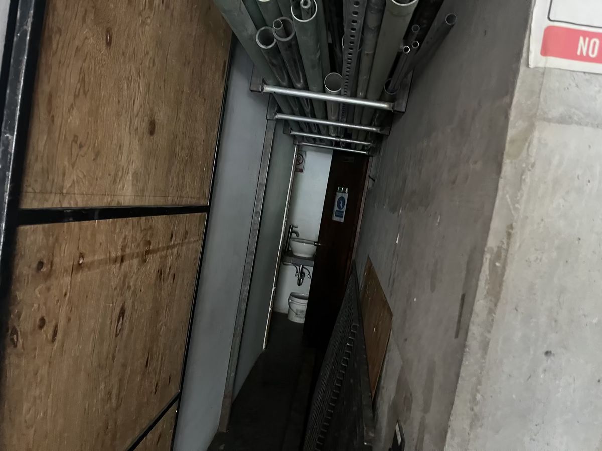 5 de 22: BAÑOS Y ALMACEN