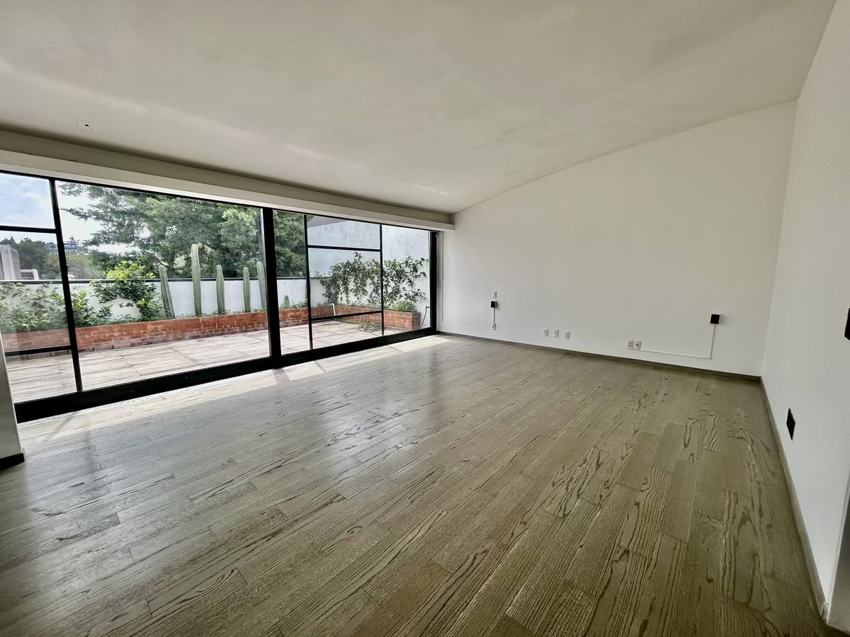 3 of 18: Cuarto principal con Terraza