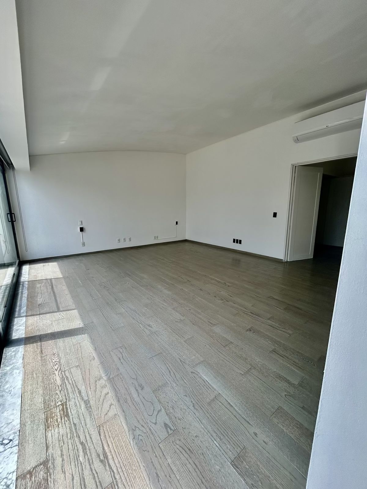 4 of 18: Cuarto Principal con AC