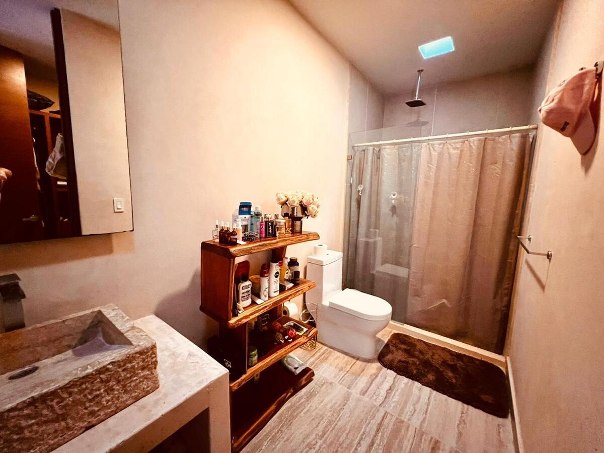 10 of 20: baño