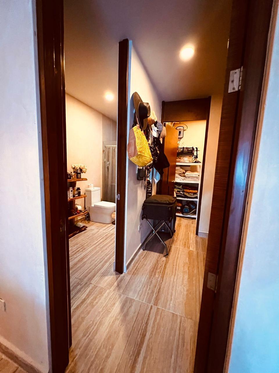 15 of 20: vestidor