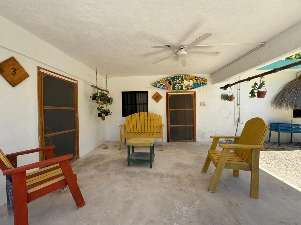 Venta de propiedad con 3 apartamentos independientes a 1 cuadra de la playa en S - foto 2