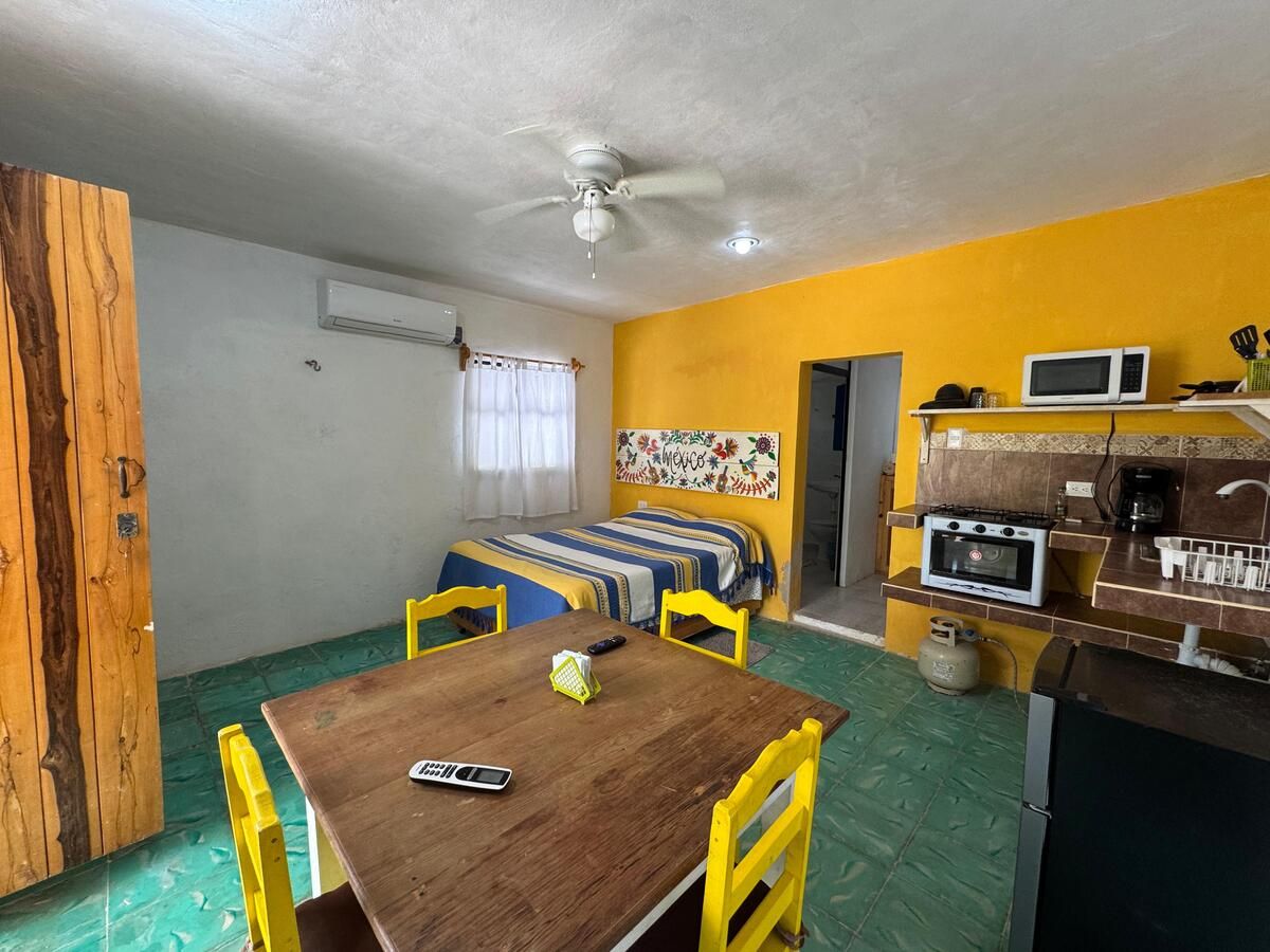 Venta de propiedad con 3 apartamentos independientes a 1 cuadra de la playa en S - foto 3