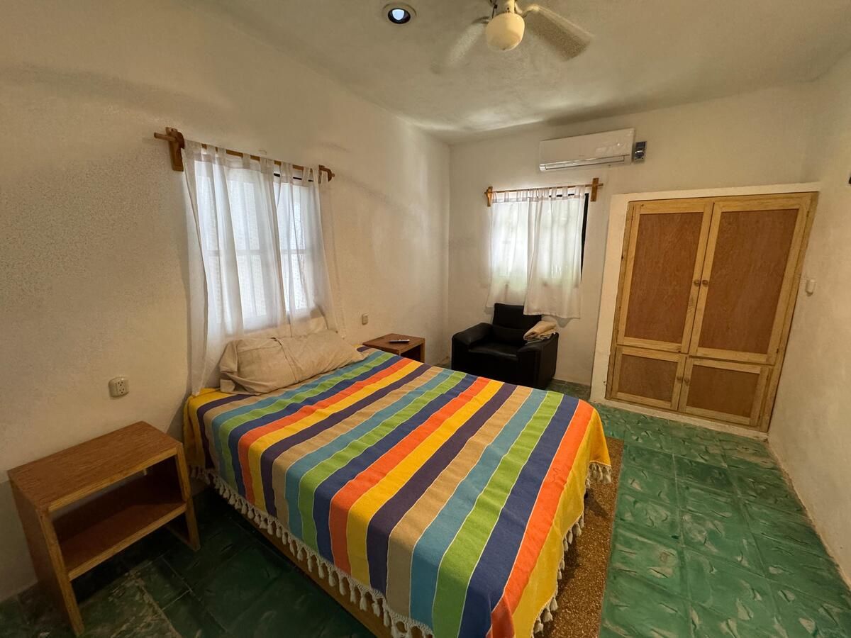 Venta de propiedad con 3 apartamentos independientes a 1 cuadra de la playa en S - foto 5