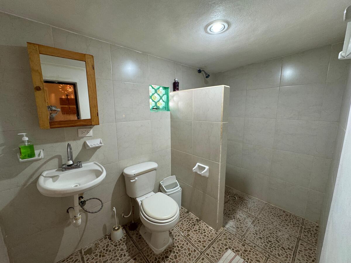 6 of 19: Baño departamento # 1
