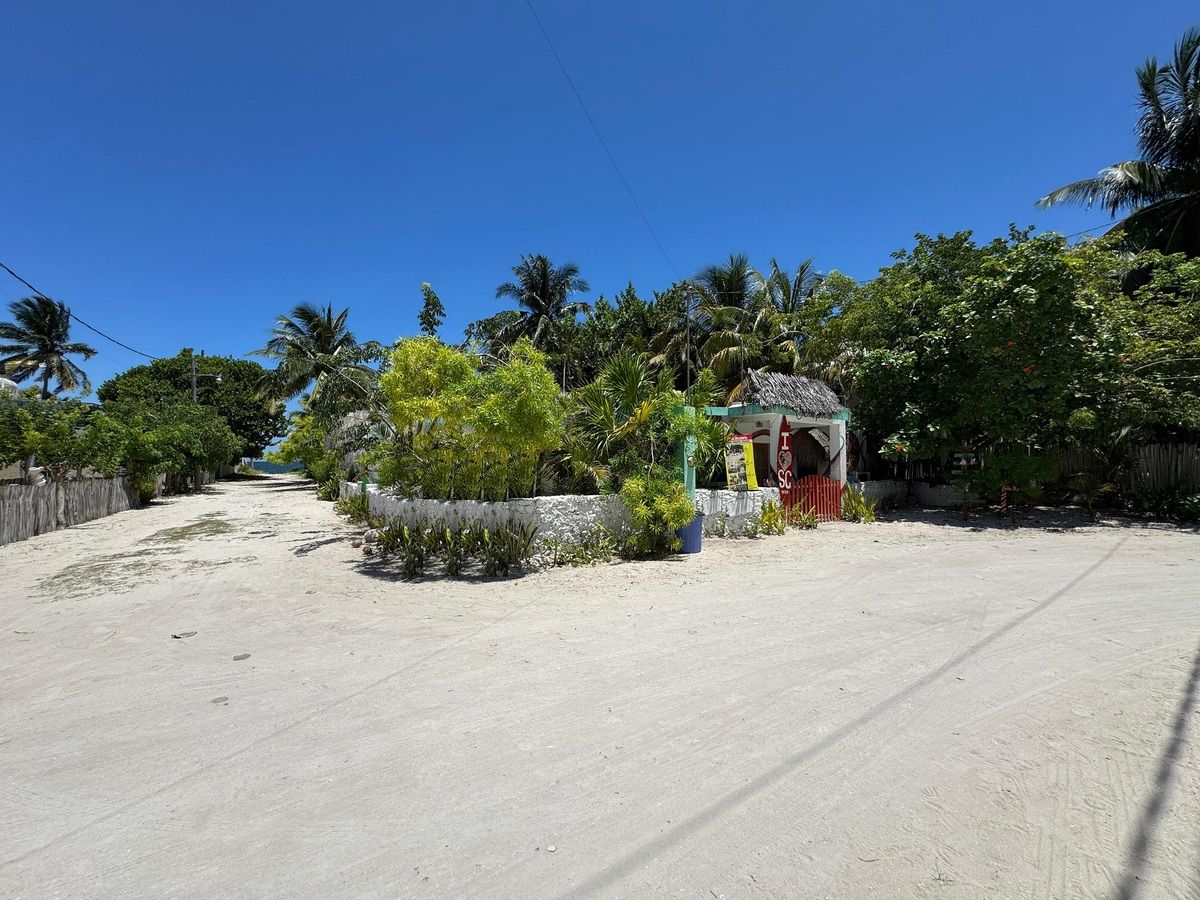 17 of 19: Fachada principal